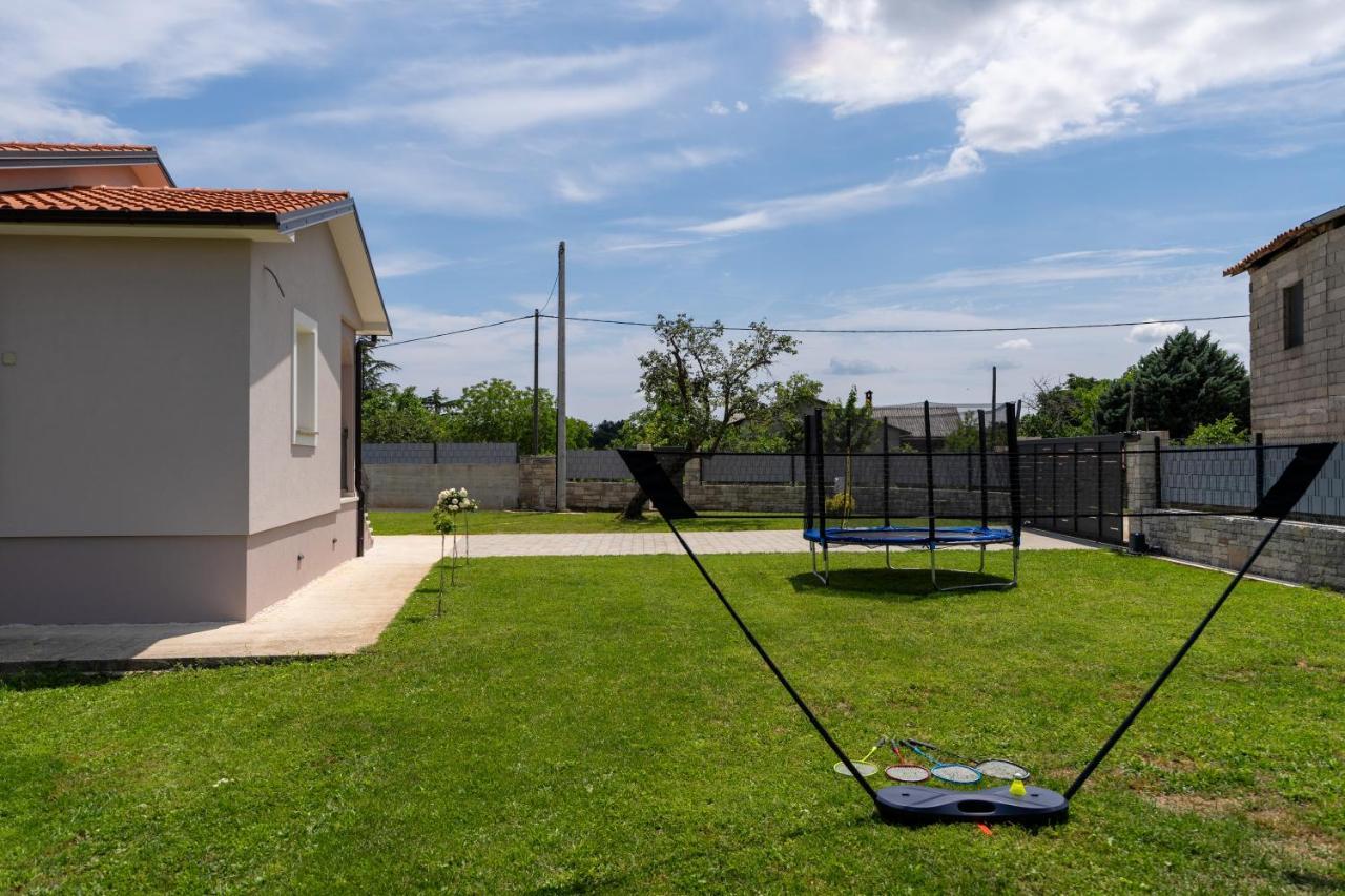 Holiday House Leana Pazin Exterior photo